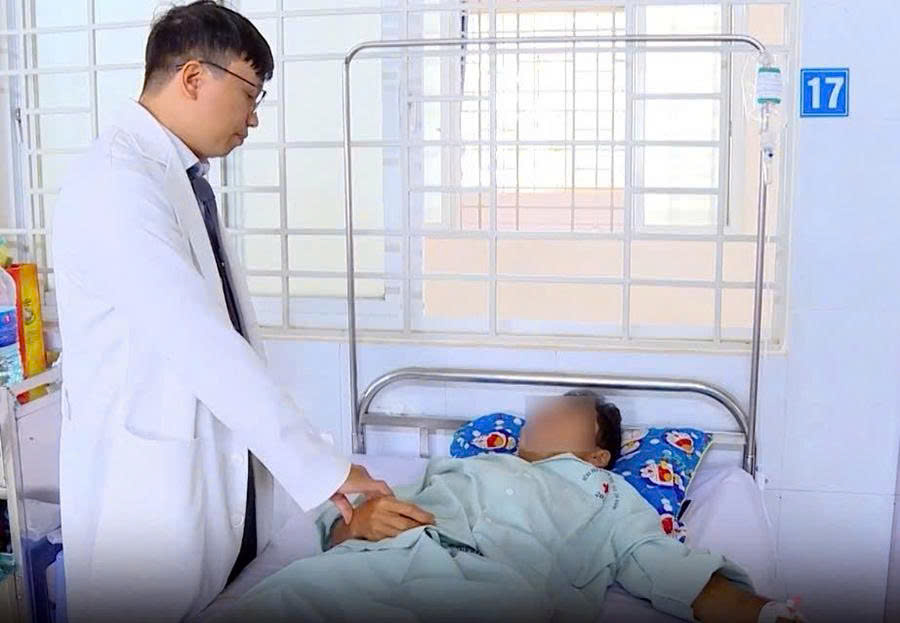 Bác sĩ đơn vị Ngoại thần kinh – cột sống Bệnh viện ĐKKV Long Khánh thăm hỏi bệnh nhân sau phẫu thuật cột sống.