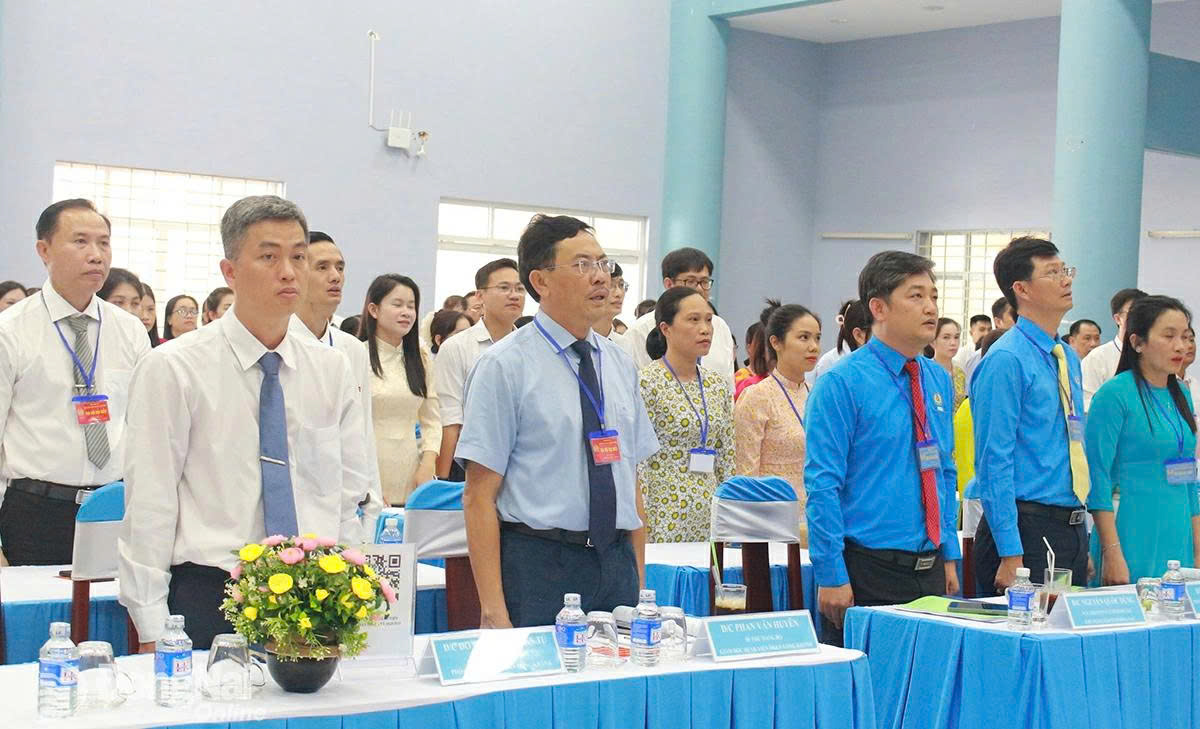 Ban Chấp hành Công đoàn cơ sở nhiệm kỳ 2025-2030 chụp ảnh cùng các đại biểu